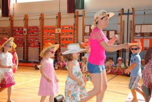 Vrtčevski otroci pomahali vrtcu v slovo 22